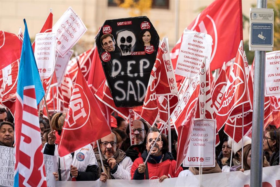 Archivo - Los trabajadores del Servicio de Ayuda a Domicilio (SAD), tanto del Ayuntamiento de Madrid como de la Comunidad, durante una concentración frente al Ayuntamiento de Madrid, a 23 de diciembre de 2024, en Madrid (España). 