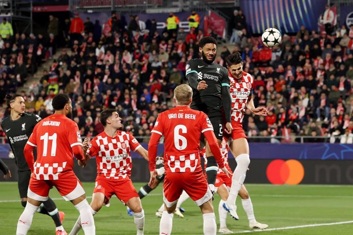 Archivo - 10 December 2024, Spain, Girona: Liverpool's Joe Gomez (2nd R) attempts a header on goal during the UEFA Champions League soccer match between Girona and Liverpool at Estadi Montilivi. Photo: Liam Mcburney/PA Wire/dpa