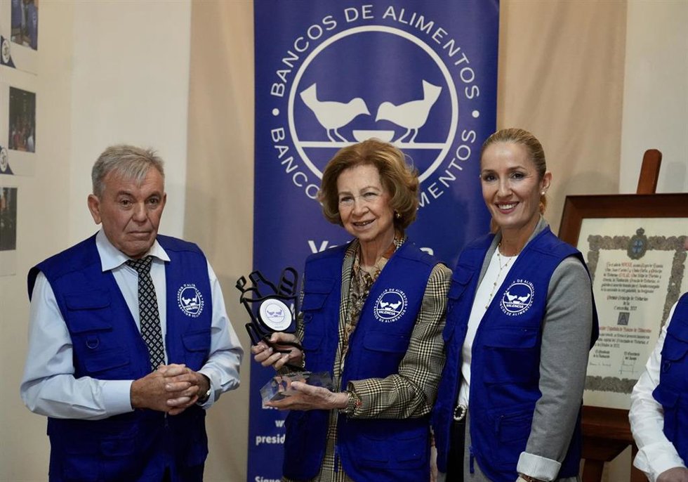 La Reina Sofía (c), durante su visita al Banco de Alimentos de Valencia, a 28 de enero de 2025, en Valencia, Comunidad Valenciana (España).
