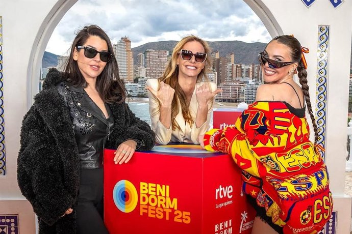 Les presentadores del Benidorm Fest 2025, d'esquerra a dreta: Ruth Lorenzo, Paula Vázquez i Inés Hernand.