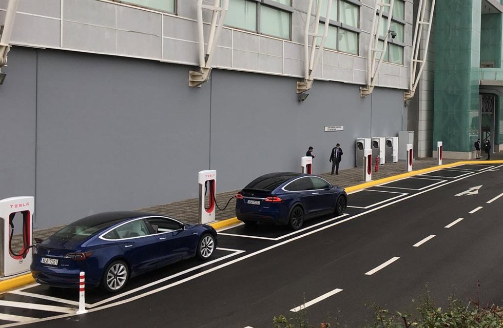 Archivo - El sindicato de electricistas de Suecia denuncia a Tesla ante la policía por violar la ley en la instalación de cargadores.