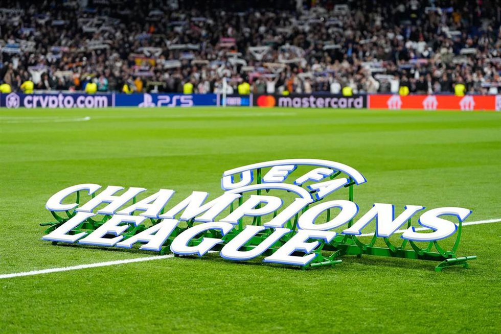Logo de la Liga de Campeones de la UEFA sobre el césped del Estadio Santiago Bernabéu