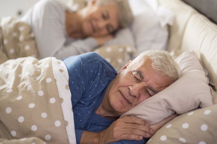 Archivo - Imagen de una pareja durmiendo.