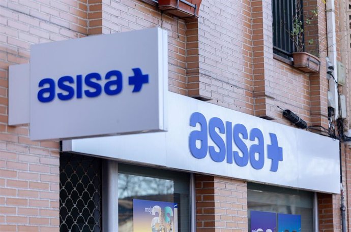 Exterior de una clínicas de la aseguradora de salud Asisa, a 27 de enero de 2025, en Madrid (España).