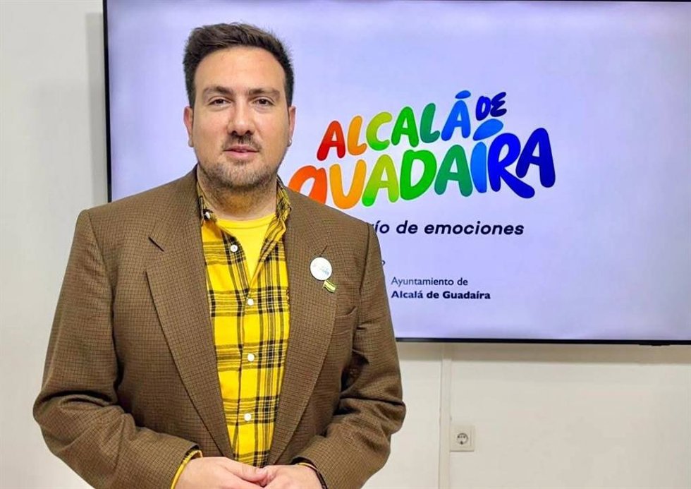 El delegado municipal de Turismo en Alcalá, Chistopher Rivas, con la nueva marca de Alcalá al fondo.