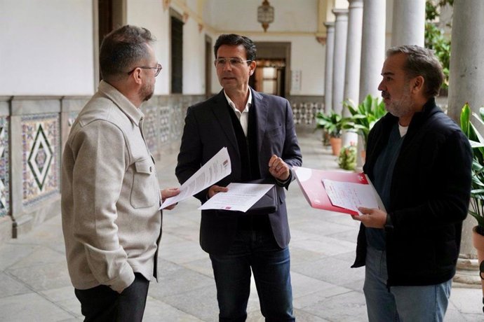 De izquierda a derecha en la imagen los concejales socialistas Juanjo Ibáñez, Paco Cuenca y Jacobo Calvo