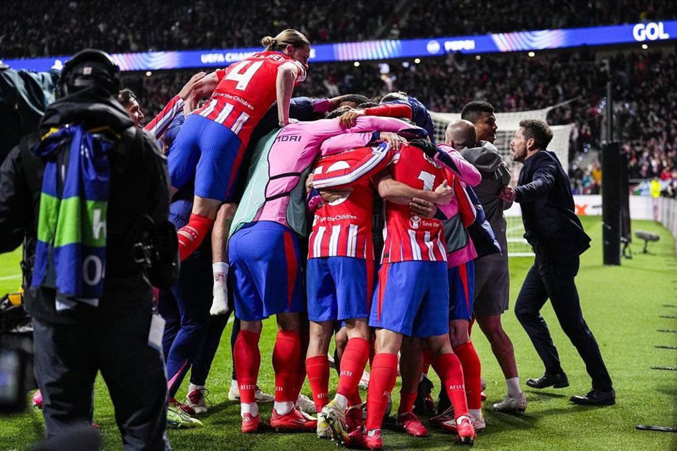 Los jugadores del Atlético de Madrid celebra el segundo gol de Julián Álvarez en el partido de Liga de Campeones ante Bayer Leverkusen en el Estadio Riyadh Air Metropolitano.