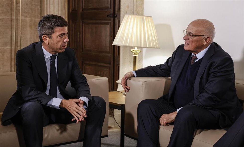 El presidente de la Generalitat, Carlos Mazón (i), se reúne con el presidente del Banco Sabadell, Josep Oliu, a 28 de enero de 2025, en Valencia