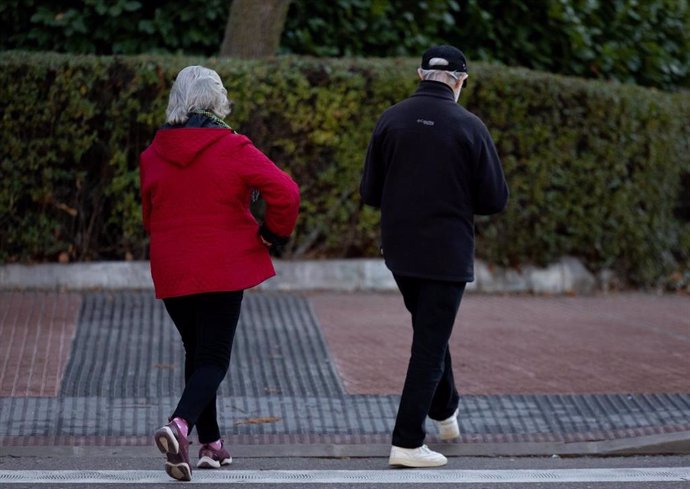 Archivo - (Foto De ARCHIVO) Dos Personas Caminan, A 26 De Diciembre De 2024, En Madrid (España)