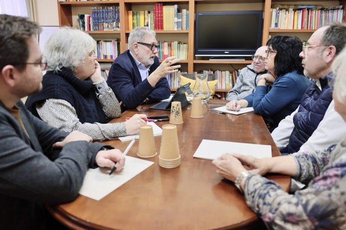 El alcalde de Lleida, Fèlix Larrosa, junto a vecinos del barrio del Clot