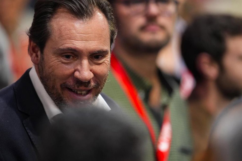 Archivo - El ministro de Transportes del Gobierno de España, Óscar Puente, durante los premios Rosa Manzano en el primer día del 41 Congreso Federal del PSOE en el Palacio de Congresos y Exposiciones, a 29 de noviembre de 2024 en Sevilla (Andalucía, Esp