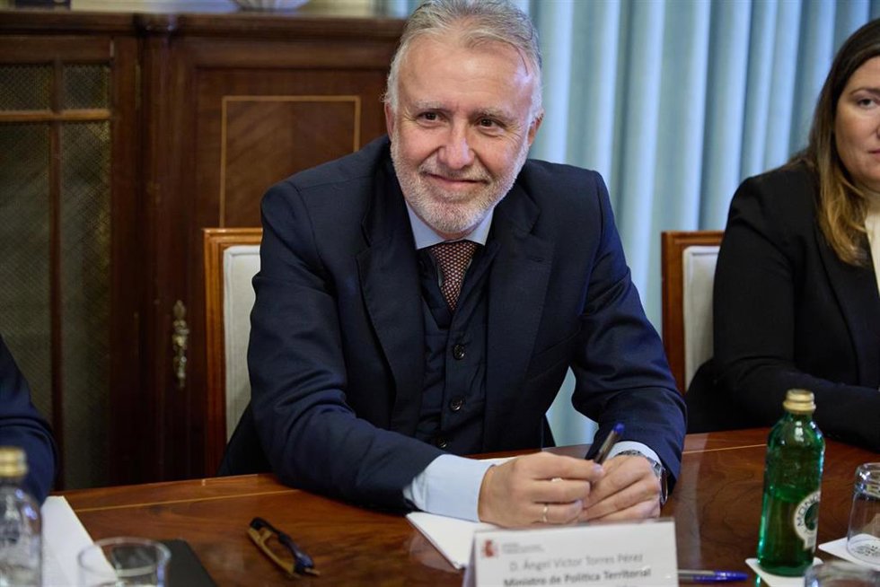 El ministro de Política Territorial y Memoria Democrática, Ángel Víctor Torres, y el presidente de Canarias, Fernando Clavijo, durante una reunión, en el Ministerio de Política Territorial y Memoria Democrática, a 9 de enero de 2025, en Madrid (España). 