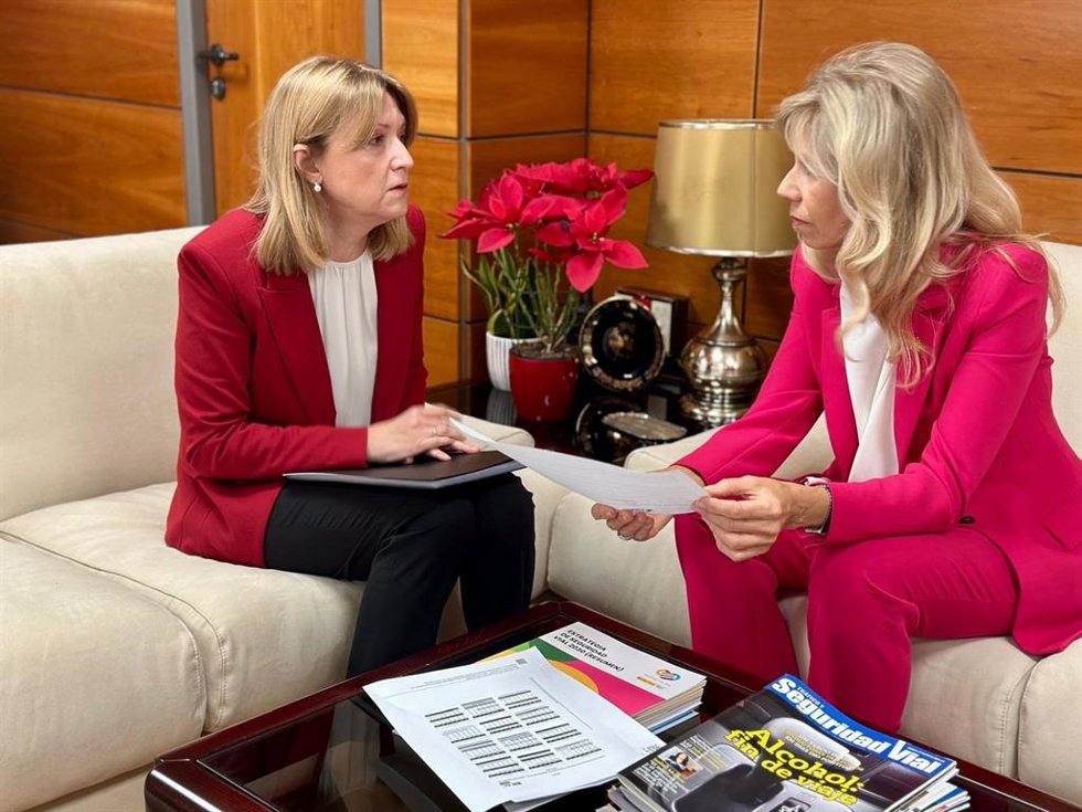 La subdelegada del Gobierno en Huelva, María José Rico (derecha), y la directora de la Jefatura Provincial de Tráfico, Cristina Gago,