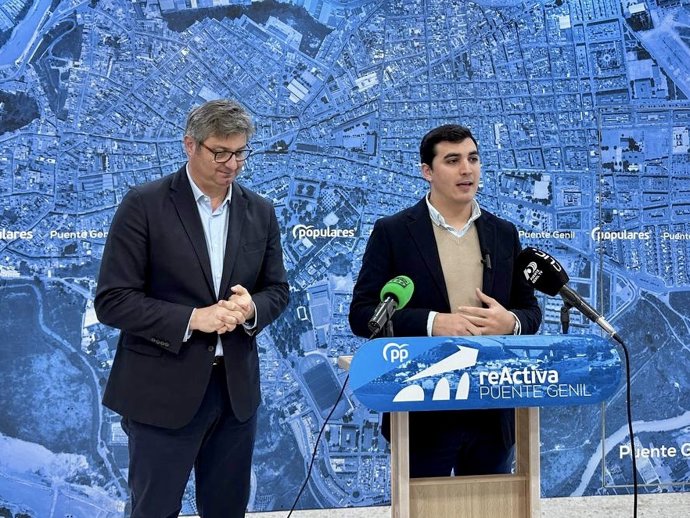 El diputado autonómico del PP por Córdoba José Carlos García (dcha.), acompañado por el alcalde de Puente Genil, Sergio Velasco, en rueda de prensa.