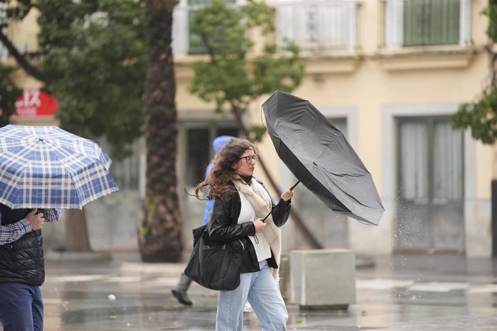Personas sufren la llegada de La Borrasca "Herminia". A 27 de enero de 2025 en Sevilla, Andalucía (España). La borrasca 'Herminia'