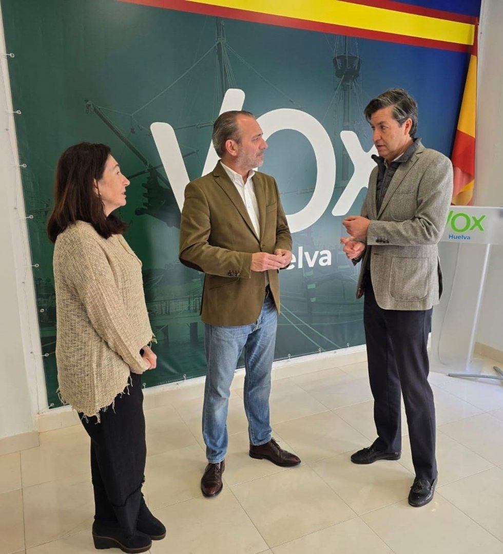 El diputado nacional de VOX por la provincia de Huelva, Tomás Fernández, y el portavoz en el Ayuntamiento de Huelva, Wenceslao Font.