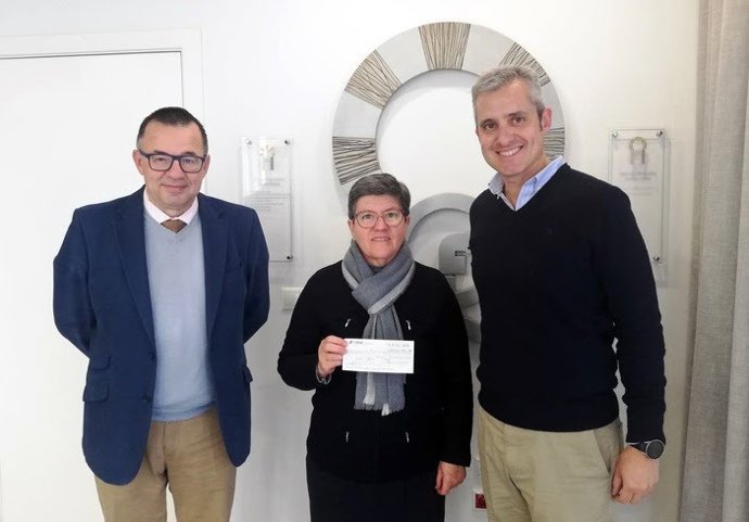 (De Izda. A Dcha.) El Secretario Del Colegio, Antonio Ortega; La Hermana María Teresa Rodríguez, Representante De Las Hijas De La Caridad; Y El Tesorero Del Colegio, José Eugenio Rodríguez.