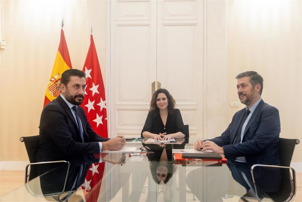 (I-D) El portavoz del PP en la Asamblea de Madrid, Carlos Díaz-Pache; la presidenta de la Comunidad de Madrid, Isabel Díaz Ayuso y el consejero de Presidencia de la Comunidad de Madrid, Miguel Ángel García Martín