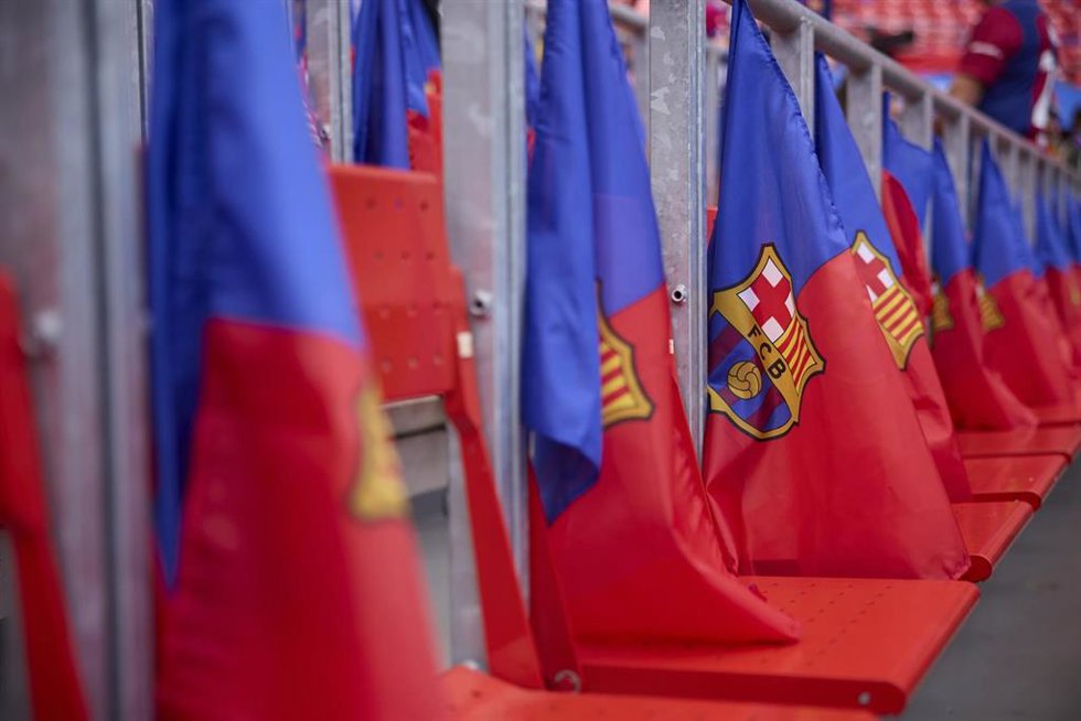 Archivo - A detail view of flags of FC Barcelona prior to the UEFA Women's Champions League 2023/24 Final match between FC Barcelona and Olympique Lyonnais at San Mames on May 25, 2024, in Bilbao, Spain.