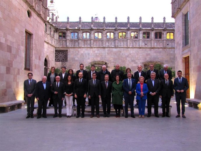 El presidente de la Generalitat, Salvador Illa, y el presidente del Consejo General de Cámaras de Catalunya y de la Cámara de Barcelona, Josep Santacreu, junto al resto de presidentes de las cámaras catalanas