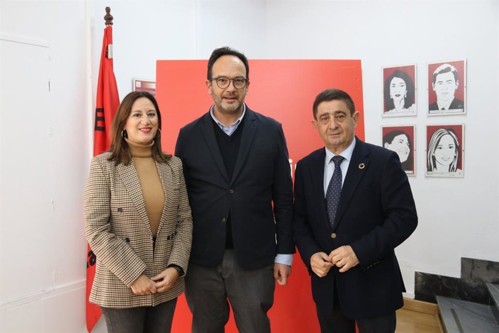 Antonio Hernando (c), junto a Yolanda Reche y Francisco Reyes.