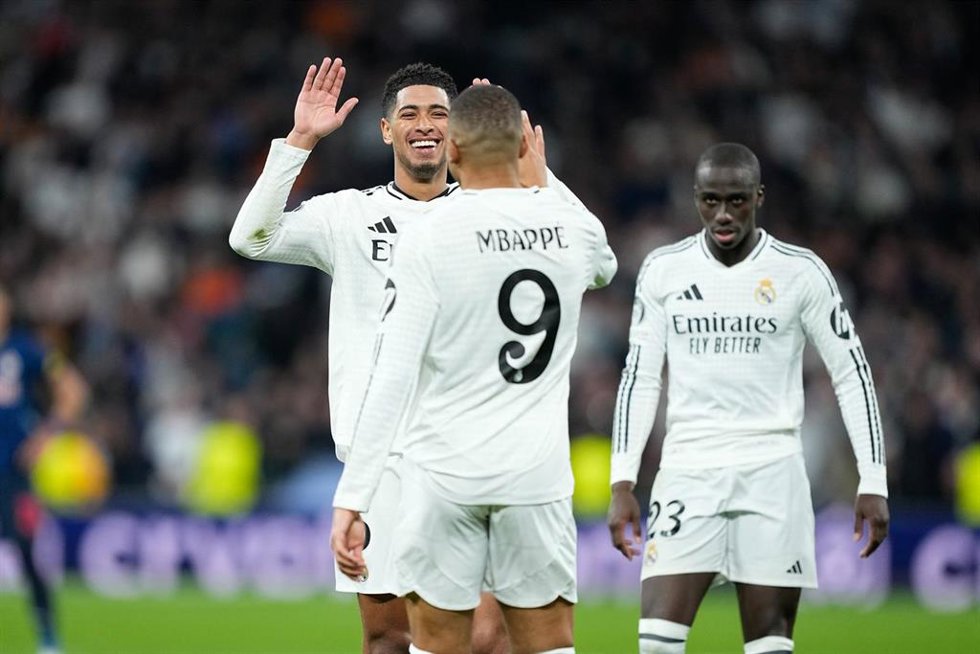 Los jugadores del Real Madrid Kylian Mbappé y Jude Belllingham celebran un gol en Champions.