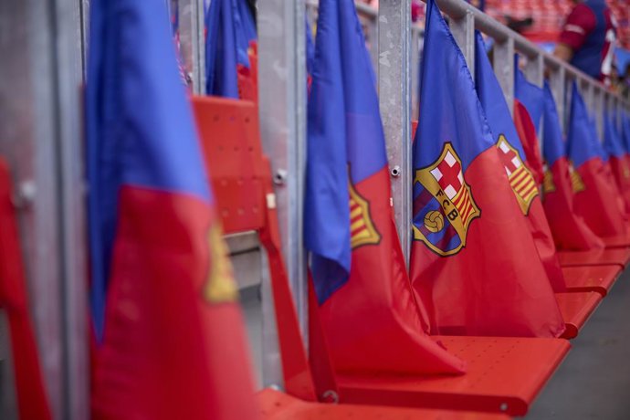 Archivo - A detail view of flags of FC Barcelona prior to the UEFA Women's Champions League 2023/24 Final match between FC Barcelona and Olympique Lyonnais at San Mames on May 25, 2024, in Bilbao, Spain.