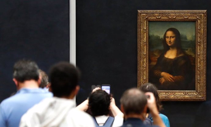 Archivo - 06 July 2020, France, Paris: Visitors take pictures in front of Leonardo da Vinci's masterpiece "Mona Lisa", at the Louvre Museum, which reopens its doors today after months of closure due to lockdown measures linked to the Coronavirus (Covid-19