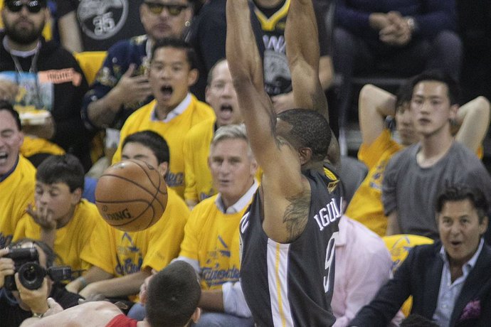 13 June 2019, US, Oakland: Golden State Warriors' Andre Iguodala (C) dunks the ball during Game 6 of basketball's NBA Finals between Golden State Warriors and Toronto Raptors at Oracle Arena. Photo: Javier Rojas/Prensa Internacional via ZUMA/dpa