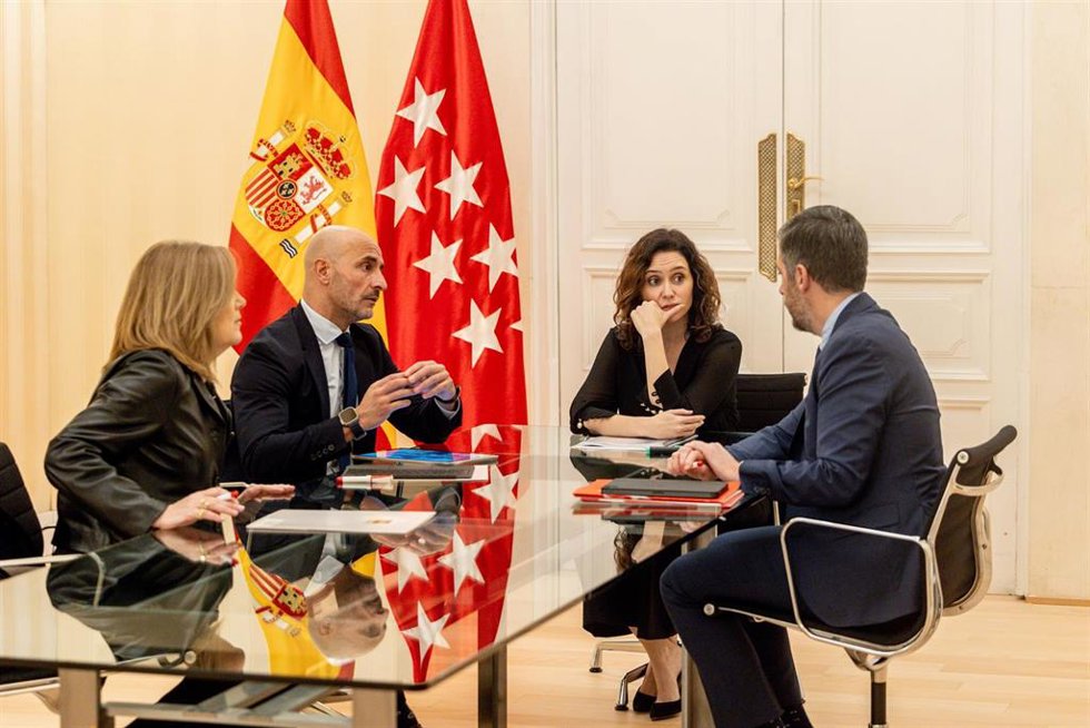 (2I-D) El portavoz del PSOE en la Asamblea de Madrid, Jesús Celada; la presidenta de la Comunidad de Madrid, Isabel Díaz Ayuso y el consejero de Presidencia de la Comunidad de Madrid, Miguel Ángel García Martín, durante una ronda de reuniones con los gr