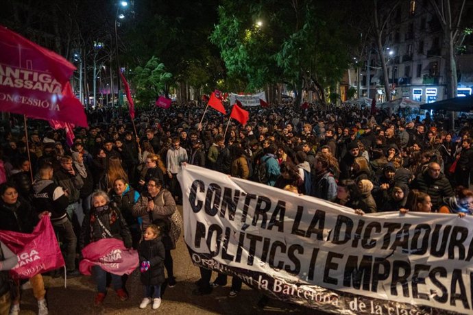 Unes 1.000 persones participen en la manifestació en contra de l'Antiga Massana, a Barcelona