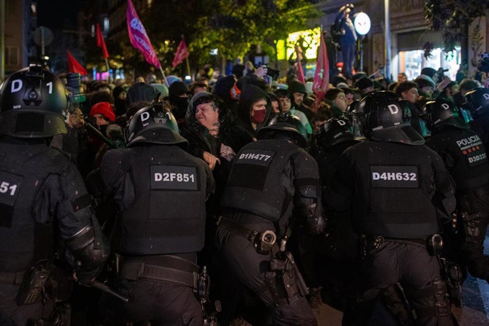 Cargas de los Mossos d'Esquadra durante la manifestación en contra del desalojo de la Antiga Massana de Barcelona