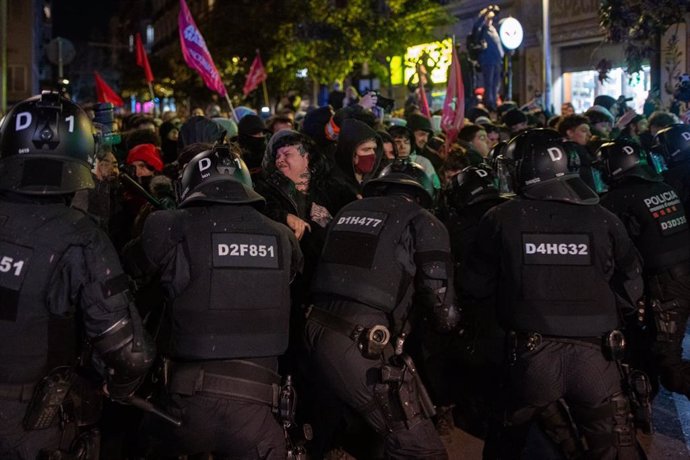 Càrregues dels Mossos d'Esquadra durant la manifestació en contra del desallotjament de l'Antiga Massana de Barcelona