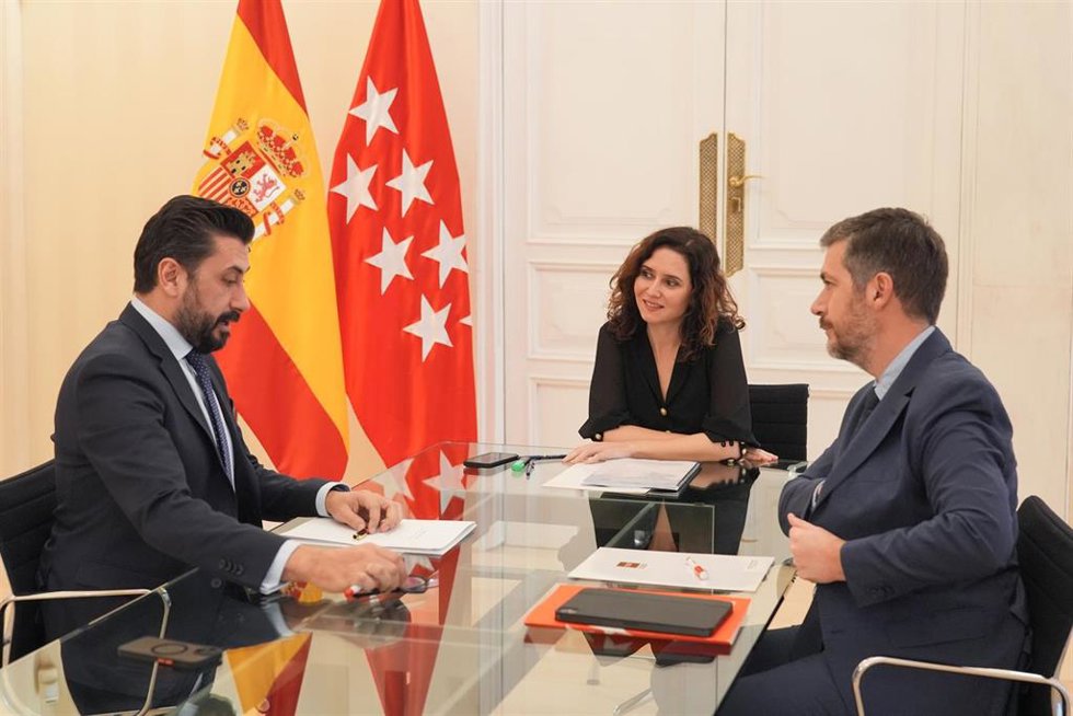 La presidenta regional, Isabel Díaz Ayuso, y el consejero de Presidencia, Miguel Ángel García Martín, se reúnen con el portavoz del PP en la Asamblea, Carlos Díaz-Pache.