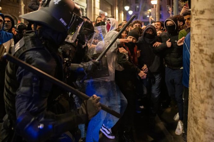 Cargas de los Mossos d'Esquadra contra los manifestantes en contra del desalojo de la Antiga Massana de Barcelona