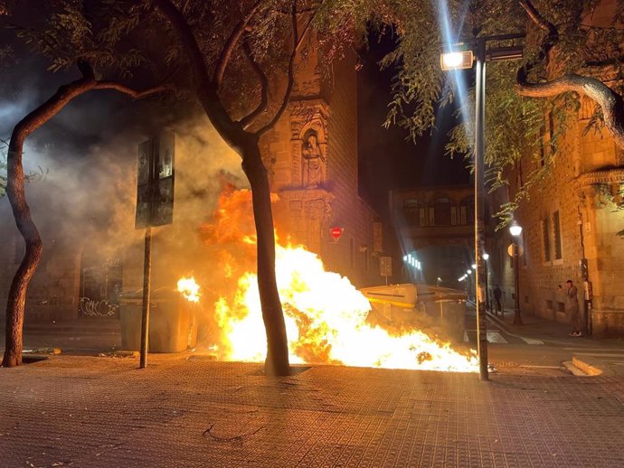 Dos contenidors cremant a la plaça Joan Amades de Barcelona, durant la manifestació en contra del desallotjament de l'Antiga Massana