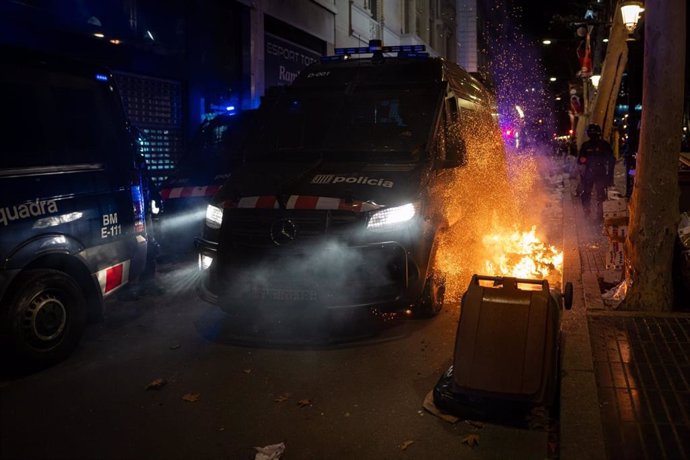 Imatge d'una barricada amb foc