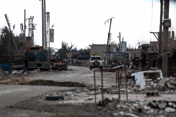 Archivo - 18 February 2019, Syria, Baghouz: A vehicle of the Syrian Democratic Forces (SDF), a US-allied Kurdish-led rebel group, seen during an operation at the Islamic State-held village of Baghouz in the eastern Syrian province of Deir Ezzor. SDF offic