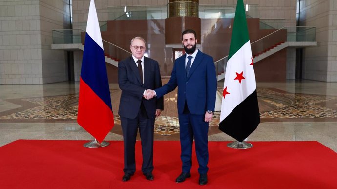 El viceministro de Exteriores ruso, Mijaíl Bogdanov, junto al líder 'de facto' sirio, Ahmed Husein al Shara