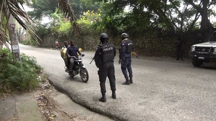 Efectivos de la Policía Nacional de Haití ddurante un control