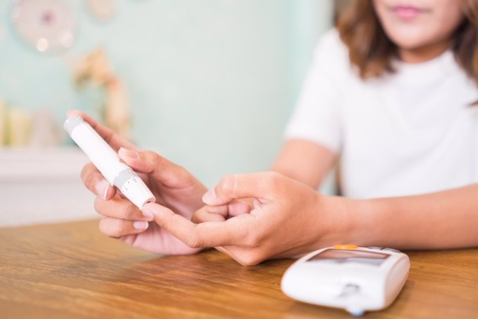 Archivo - Close up of asian woman hands using lancet on finger to check blood sugar level by glucose meter, Healthcare medical and check up, diabetes, glycemia, and people concept