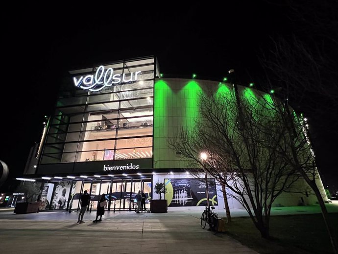 Archivo - Iluminación verde en edificios públicos y fuentes, Valladolid, aecc  Foto Carlos Espeso