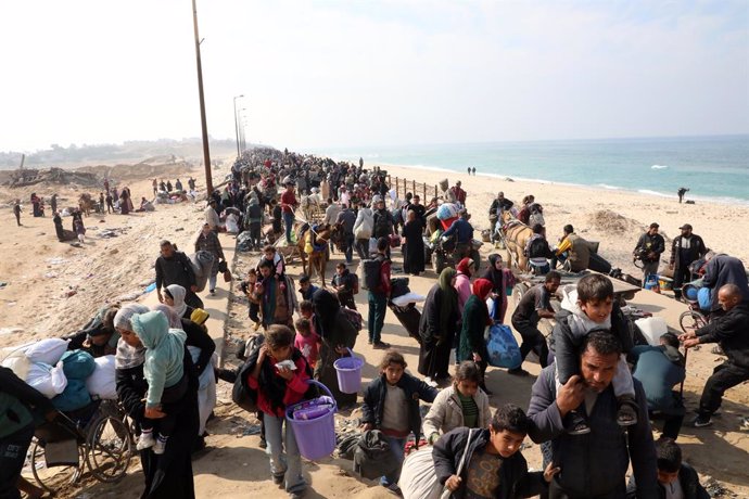 January 28, 2025, Gaza, Gaza Strip, Palestinian Territory: Displaced Palestinians making their way back on foot from the southern regions to their homes in the north via Al Rashid Road after the ceasefire agreement in Gaza Strip on January 28, 2025