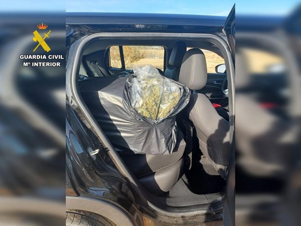Dos detenidos y más de 18 kilos de marihuana intervenidos en la AP-7 en dirección Torrevieja (Alicante).