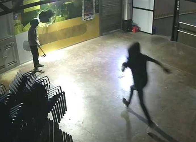 Captura de una cámara de videovigilancia que muestra uno de los robos