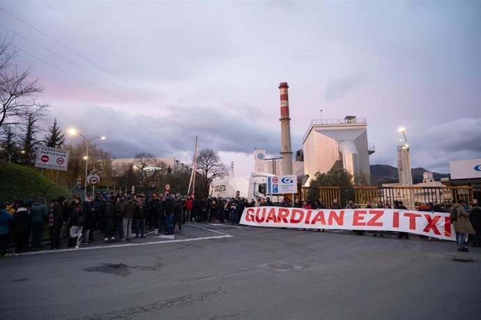 Trabajadores con una pancarta durante la concentración del comité de empresa de Guardian para exigir que no se cierre la fábrica