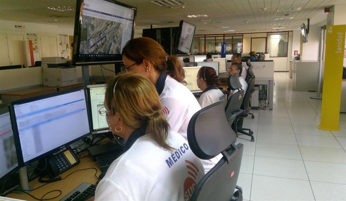 Archivo - Personal del Servicio de Urgencias Canario (SUC)