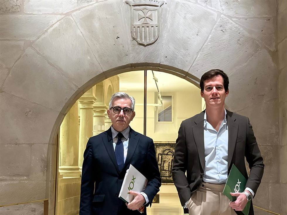 Los diputados del Grupo Parlamentario de Vox, Héctor Alacid y Ángel Alda, en el Parlamento riojano