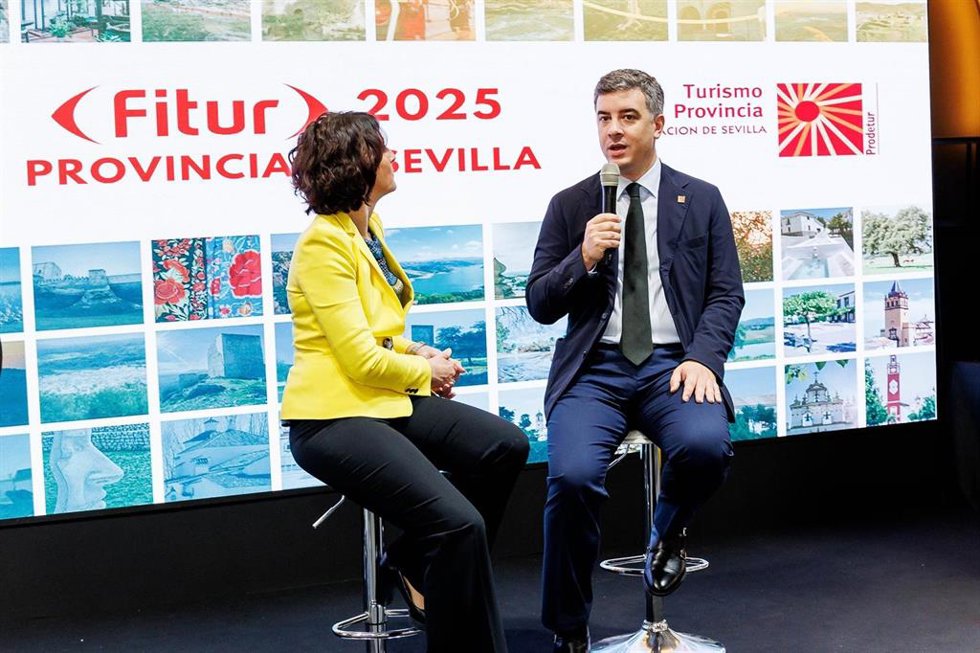 El vicepresidente de Prodetur, en el stand de la Diputación en Fitur, en una de las presentaciones de la oferta turística de la provincia.