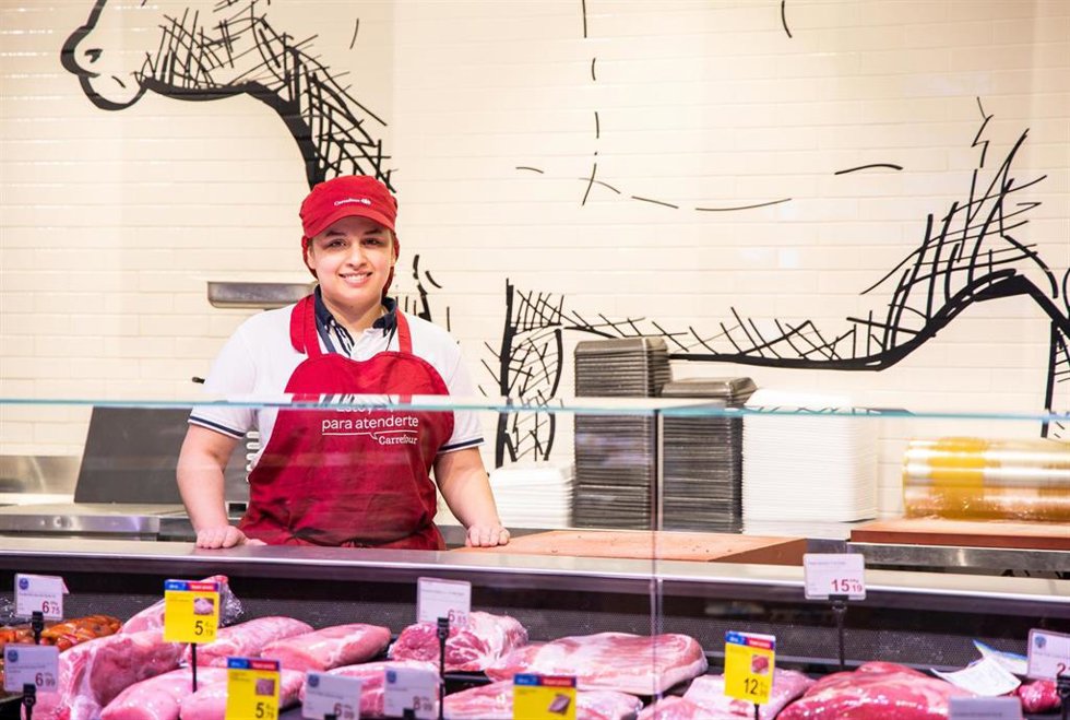 Archivo - Mariela trabaja en la carnicería de un supermercado gracias al programa 'Incorpora' de Fundación 'la Caixa'.